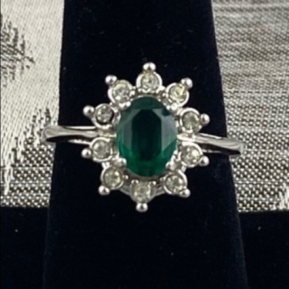 Oval Emerald colored stone surround by clear Stones Size: 8 Princess of Wales - Picture 4 of 5
